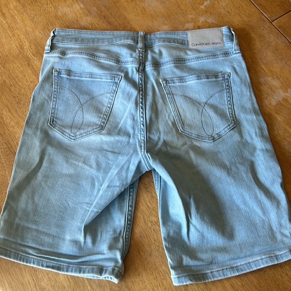Calvin Klein Jean shorts only worn once size 6 - Picture 2 of 4